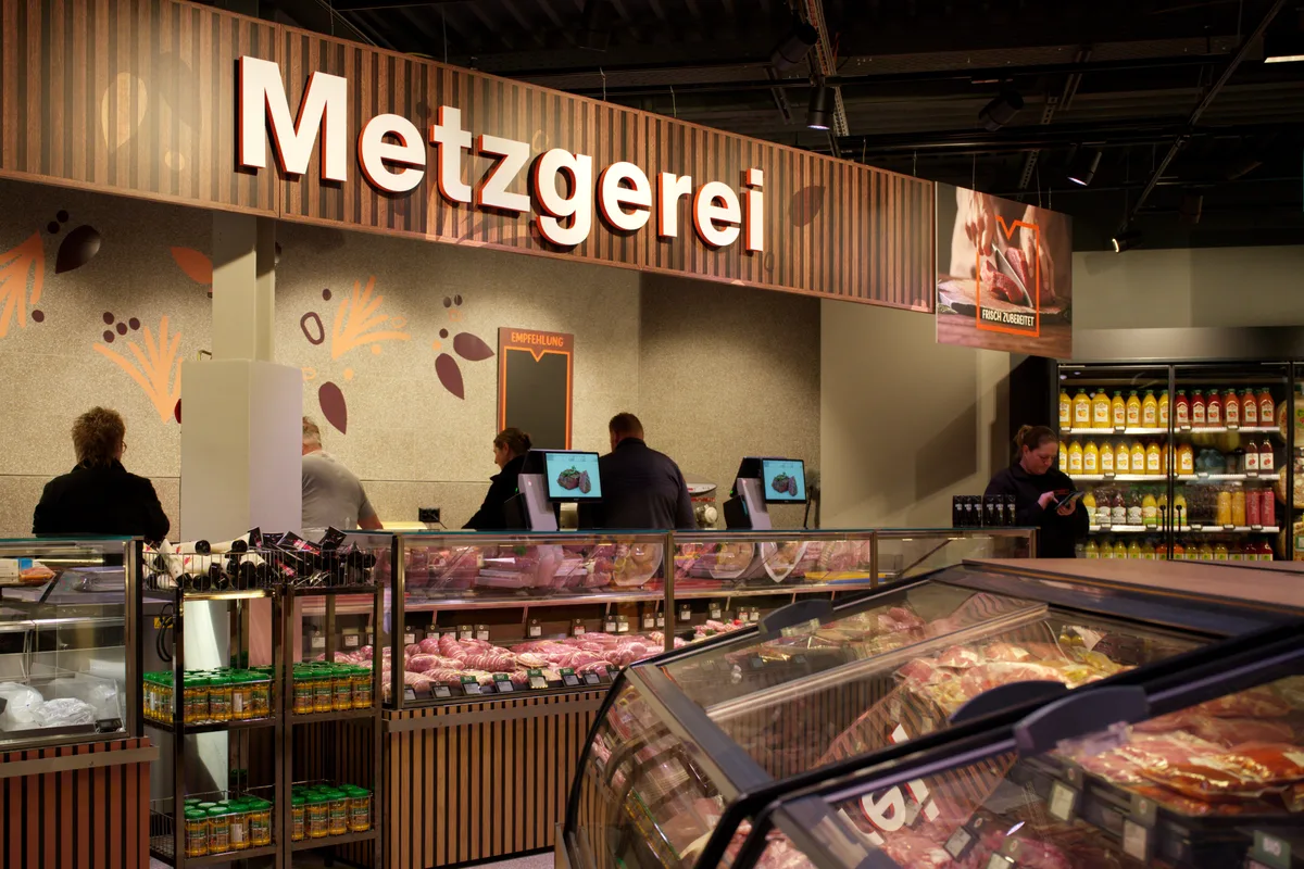 Es ist die Fleischabteilung der Migros in Egg zu sehen.